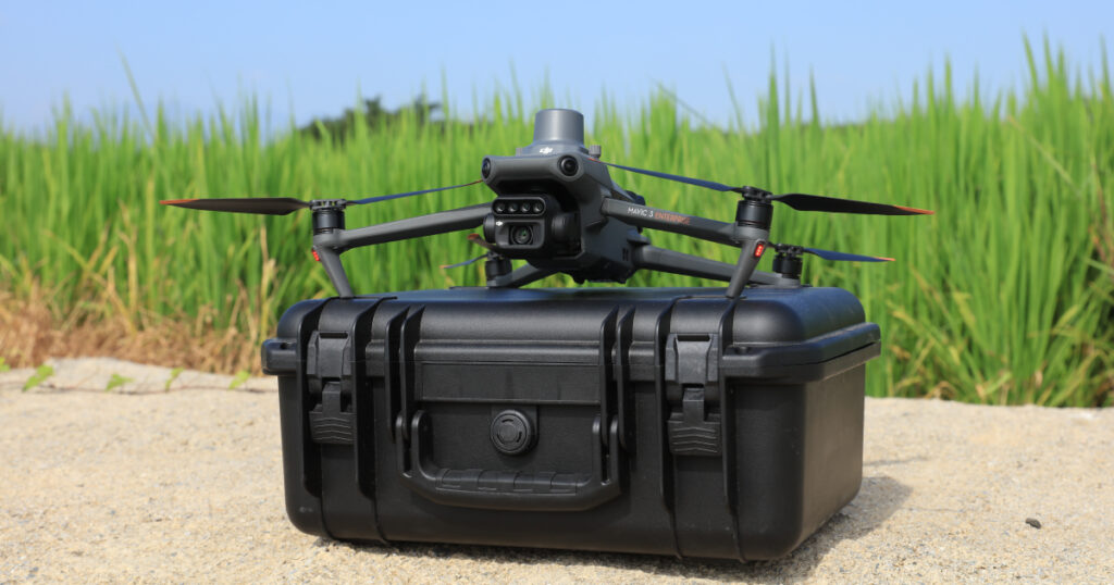 https://landtech.ro/wp-content/uploads/2022/12/blog-landtech-totul-despre-cea-mai-noua-drona-agricola-dji-mavic-3-multispectral.jpg